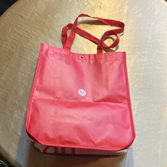 EUC 2 LILLY PULITZER TOTES & 1 LULULEMON TOTE plus a Bonus Lp Tote!! - Picture 6 of 12